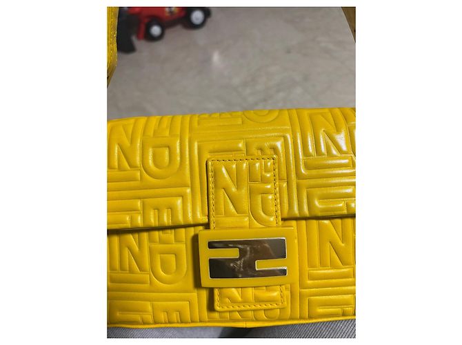 Borsa a mano Fendi Baguette in pelle gialla Giallo - vista 13