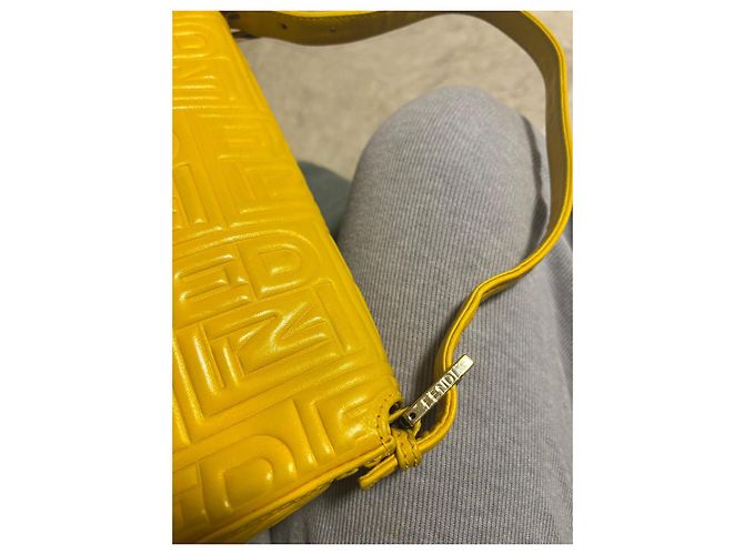 Borsa a mano Fendi Baguette in pelle gialla Giallo - vista 14