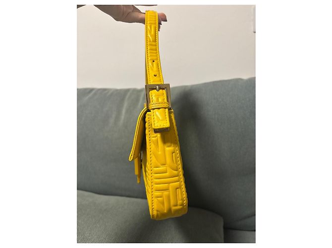 Borsa a mano Fendi Baguette in pelle gialla Giallo - vista 17