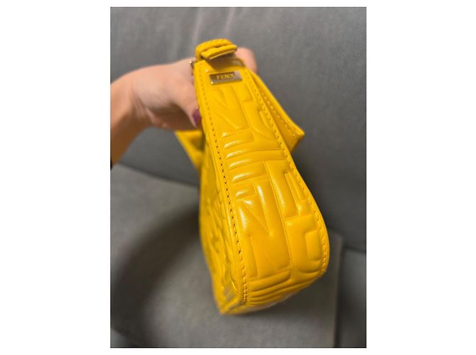 Borsa a mano Fendi Baguette in pelle gialla Giallo - vista 18