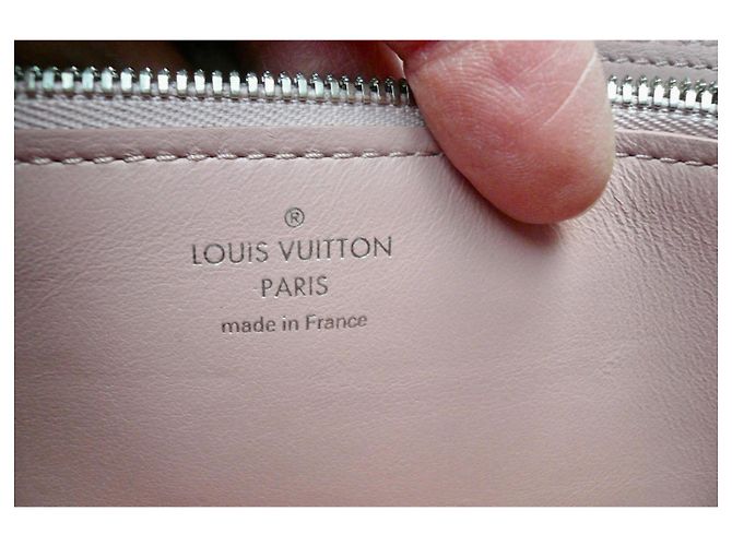 LOUIS VUITTON Capucines Grained Leather Wallet Pink Almost New Condition - view 8