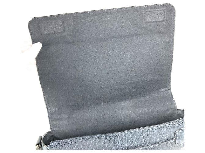 Borsa a tracolla Roman MM in Taiga di Louis Vuitton Blu navy - vista 12