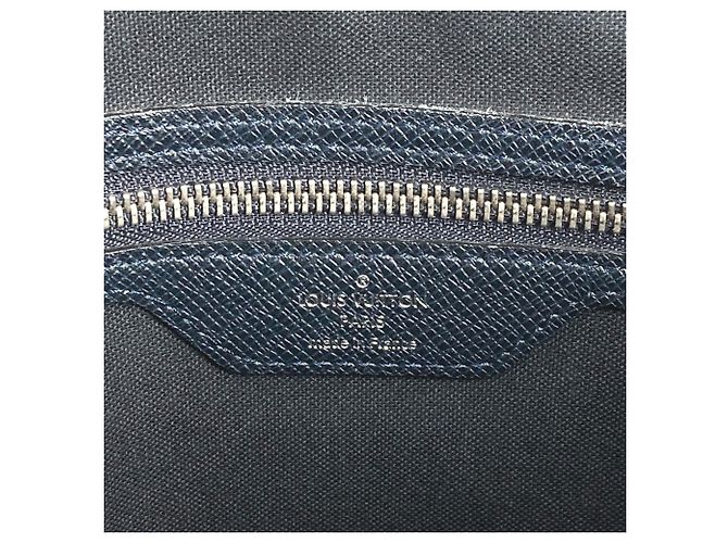 Borsa a tracolla Roman MM in Taiga di Louis Vuitton Blu navy - vista 14