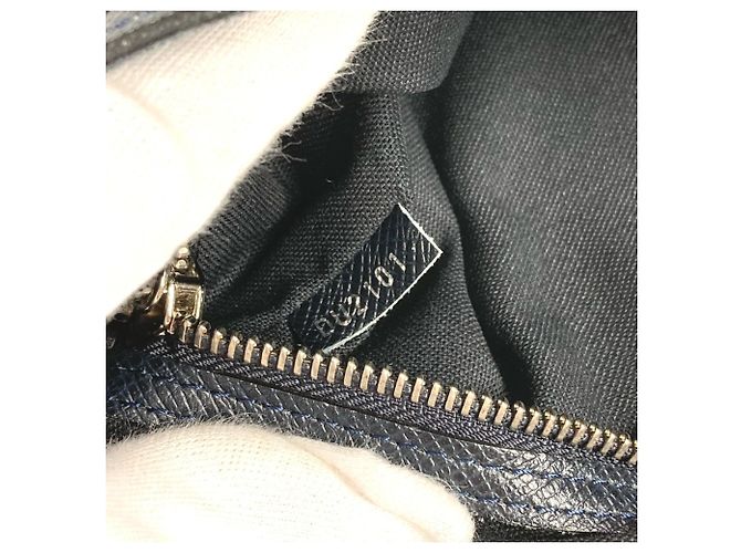 Borsa a tracolla Roman MM in Taiga di Louis Vuitton Blu navy - vista 16
