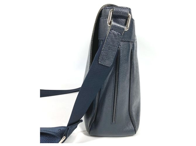Borsa a tracolla Roman MM in Taiga di Louis Vuitton Blu navy - vista 3