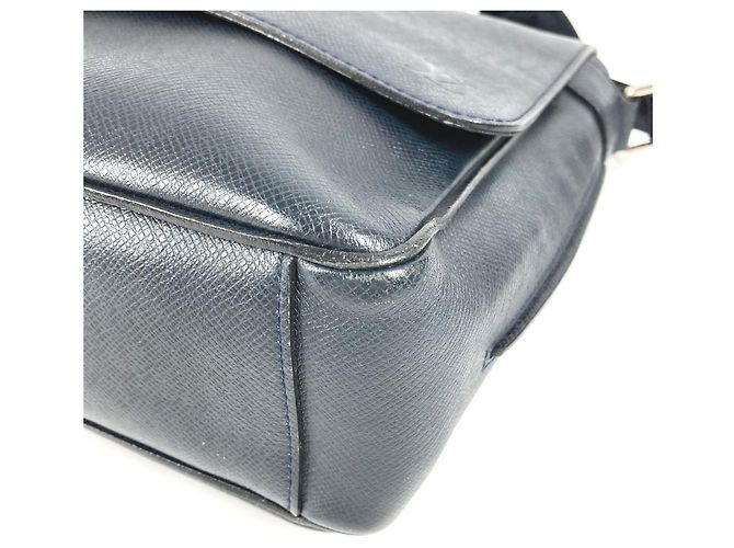 Borsa a tracolla Roman MM in Taiga di Louis Vuitton Blu navy - vista 6