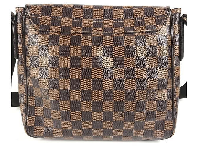 Borsa a spalla Louis Vuitton Damier District PM con patta Marrone Damier ebene - vista 2