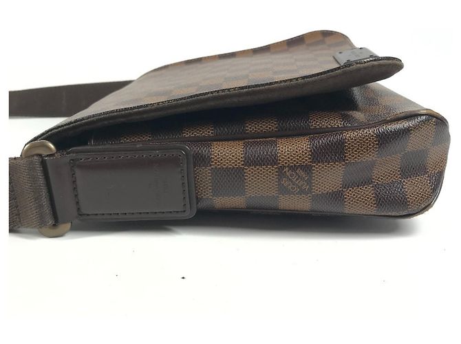 Borsa a spalla Louis Vuitton Damier District PM con patta Marrone Damier ebene - vista 3
