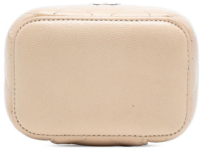 Chanel Mini Vanity Case in Caviar Iridescente Marrone con Catena e Perla in Alto Beige - vista 3