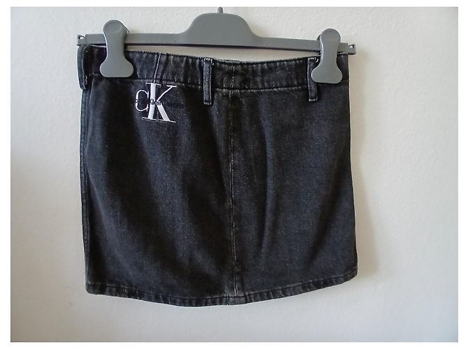 Calvin Klein Rock aus schwarzem Denim mit Logo - Ansicht 9