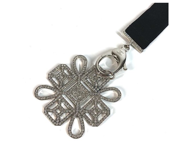 Collana in strass Chanel CC Coco Mark Nero - vista 3