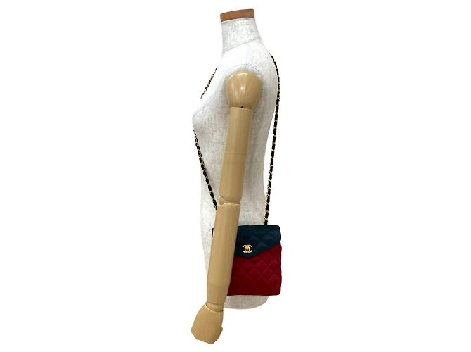 Bolsa de ombro de corrente em satin matelassé vintage da Chanel com marca Coco Preto Vermelho - vista 2