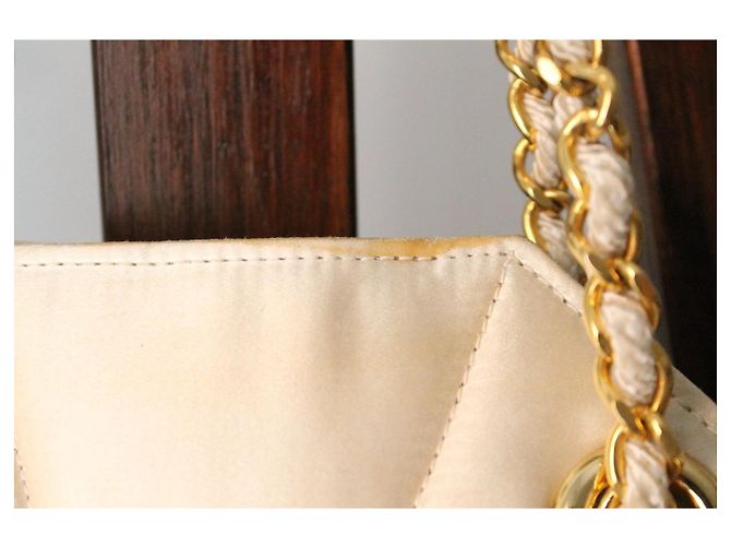 Bolsa minaudière octogonal da Chanel em seda e couro Bege - vista 6