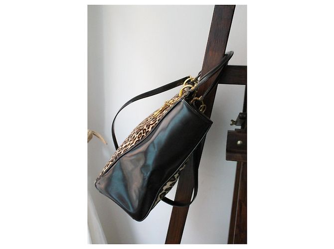 Bolsa Lady Dior da Dior em couro envernizado e pele de leopardo falsa - vista 2