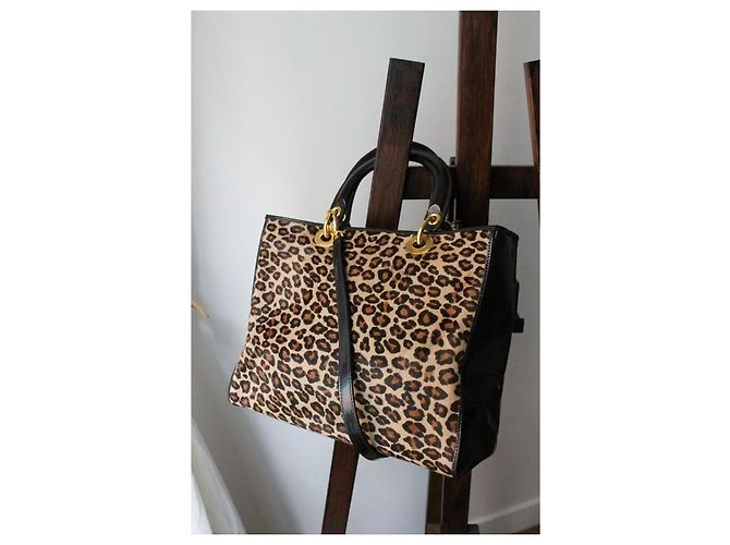 Bolsa Lady Dior da Dior em couro envernizado e pele de leopardo falsa - vista 3