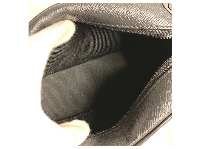 Borsa a Spalla Mini Soft Trunk Taiga Rainbow di Louis Vuitton Nero Multicolore - vista 11