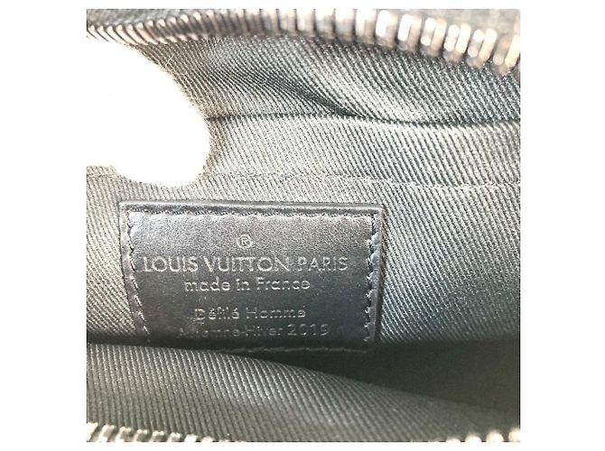 Borsa a Spalla Mini Soft Trunk Taiga Rainbow di Louis Vuitton Nero Multicolore - vista 12