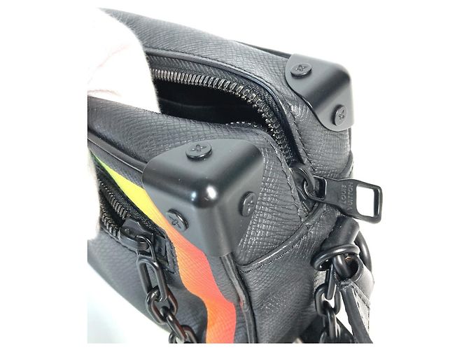 Borsa a Spalla Mini Soft Trunk Taiga Rainbow di Louis Vuitton Nero Multicolore - vista 13