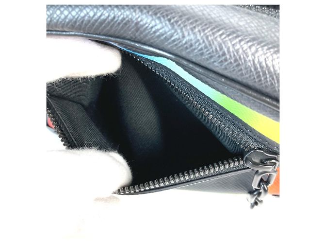 Borsa a Spalla Mini Soft Trunk Taiga Rainbow di Louis Vuitton Nero Multicolore - vista 14