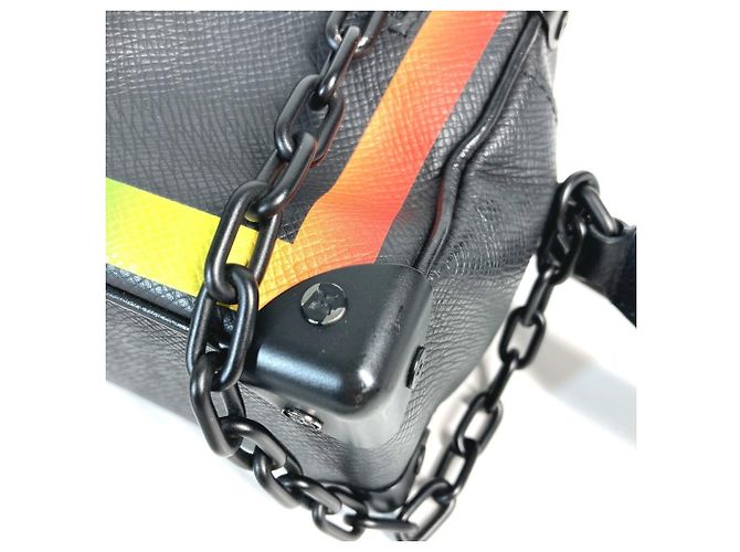 Borsa a Spalla Mini Soft Trunk Taiga Rainbow di Louis Vuitton Nero Multicolore - vista 15