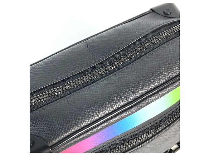 Borsa a Spalla Mini Soft Trunk Taiga Rainbow di Louis Vuitton Nero Multicolore - vista 3