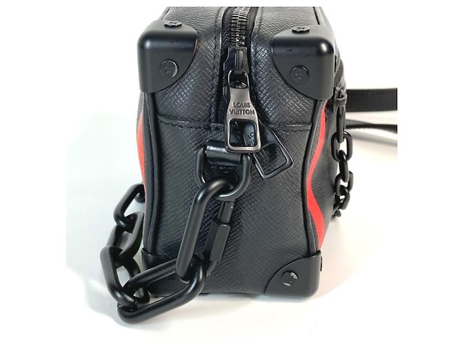 Borsa a Spalla Mini Soft Trunk Taiga Rainbow di Louis Vuitton Nero Multicolore - vista 4