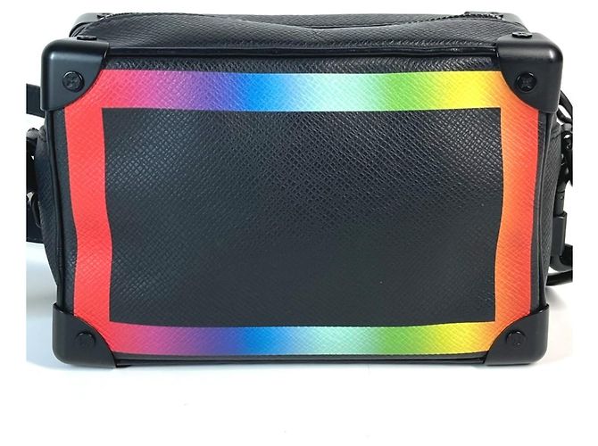 Borsa a Spalla Mini Soft Trunk Taiga Rainbow di Louis Vuitton Nero Multicolore - vista 5