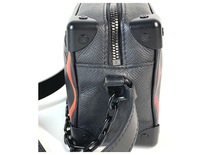 Borsa a Spalla Mini Soft Trunk Taiga Rainbow di Louis Vuitton Nero Multicolore - vista 6