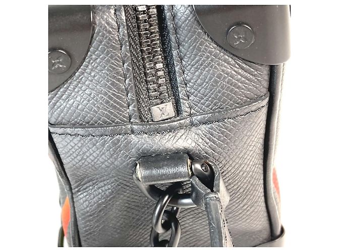 Borsa a Spalla Mini Soft Trunk Taiga Rainbow di Louis Vuitton Nero Multicolore - vista 7