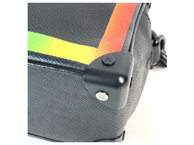 Borsa a Spalla Mini Soft Trunk Taiga Rainbow di Louis Vuitton Nero Multicolore - vista 8