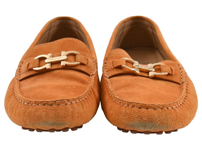 Mocassini in Suede Marrone con Placca Gancini di Salvatore Ferragamo - vista 2