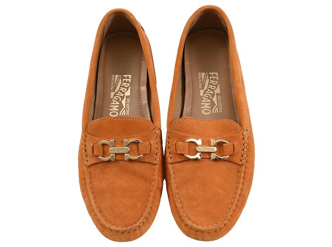 Mocassini in Suede Marrone con Placca Gancini di Salvatore Ferragamo - vista 5