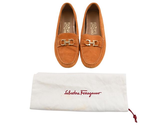 Mocassini in Suede Marrone con Placca Gancini di Salvatore Ferragamo - vista 8