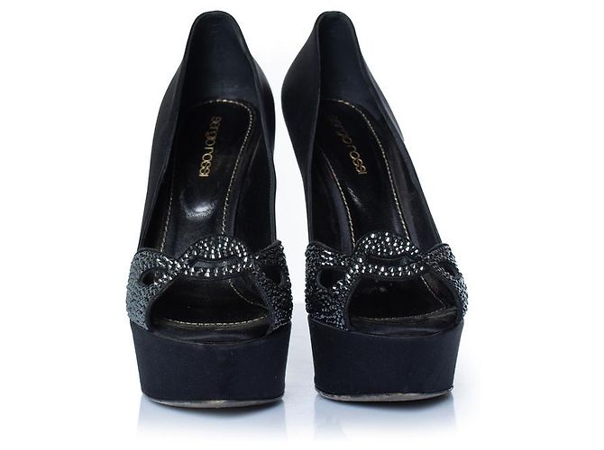 Décolleté in satin nero Sergio Rossi con strass - vista 5