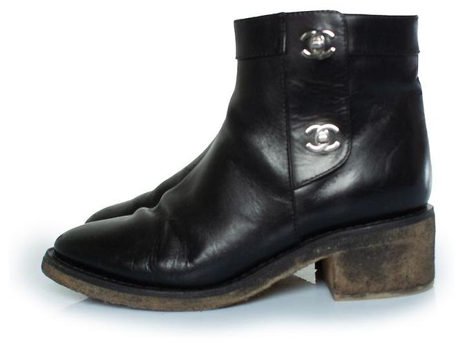 Botines de cuero negro Chanel con cierres giratorios CC - vista 2
