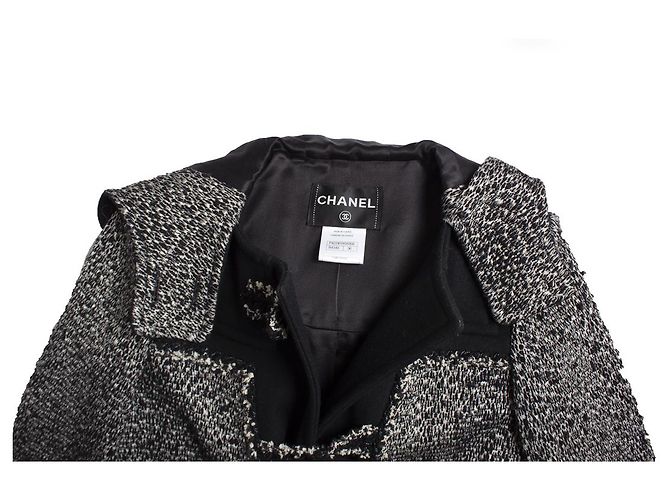 Abrigo monty con capucha de tweed de Chanel. Negro - vista 5
