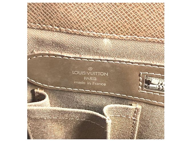 Bolso Tote Louis Vuitton Taiga Kasbeck PM Castaño - vista 12