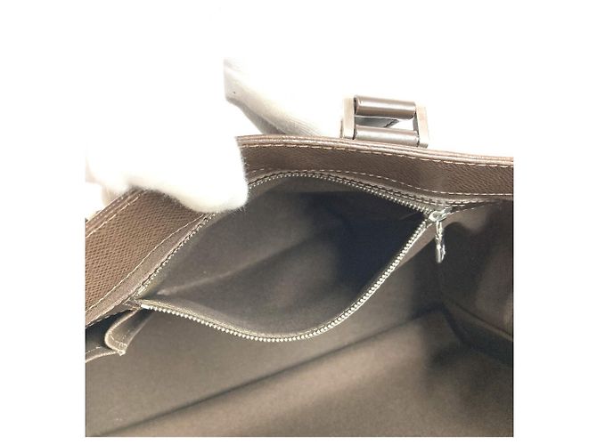 Bolso Tote Louis Vuitton Taiga Kasbeck PM Castaño - vista 13