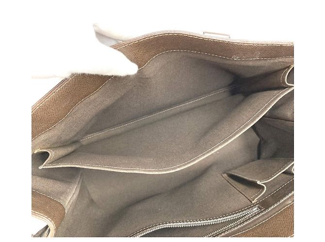 Bolso Tote Louis Vuitton Taiga Kasbeck PM Castaño - vista 15