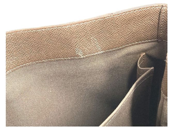 Bolso Tote Louis Vuitton Taiga Kasbeck PM Castaño - vista 16