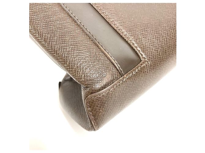 Bolso Tote Louis Vuitton Taiga Kasbeck PM Castaño - vista 17