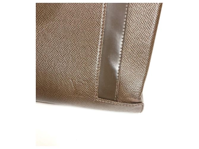 Bolso Tote Louis Vuitton Taiga Kasbeck PM Castaño - vista 18