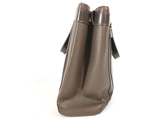Bolso Tote Louis Vuitton Taiga Kasbeck PM Castaño - vista 3