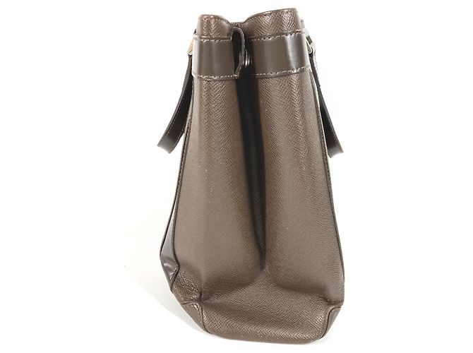 Bolso Tote Louis Vuitton Taiga Kasbeck PM Castaño - vista 4