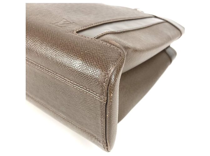 Bolso Tote Louis Vuitton Taiga Kasbeck PM Castaño - vista 6