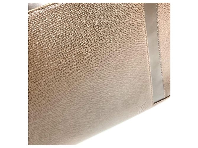 Bolso Tote Louis Vuitton Taiga Kasbeck PM Castaño - vista 9
