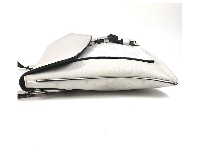 Borsa a tracolla Rama in Taiga Louis Vuitton Bianco - vista 4