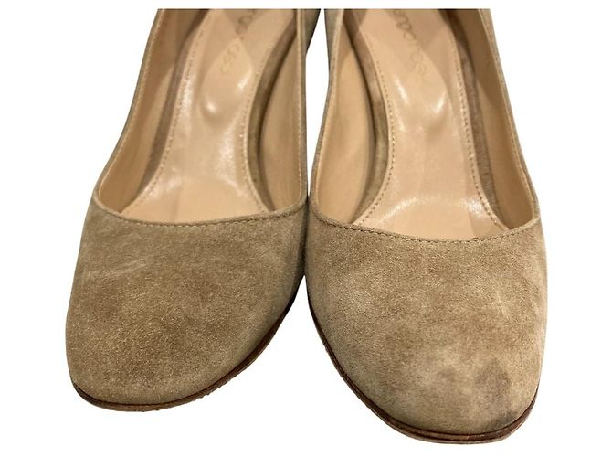 Autre Marque Sergio Rossi Wildleder Pumps mit dicker Sohle und mandelförmiger Spitze Beige - Ansicht 8