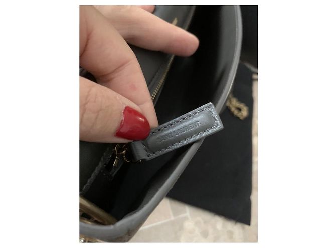 Yves Saint Laurent Kate 99 frange in suede color taupe - vista 2