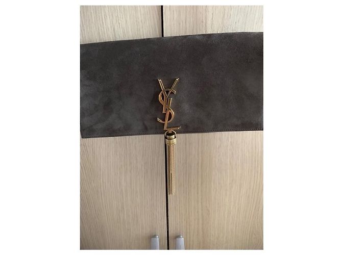 Yves Saint Laurent Kate 99 frange in suede color taupe - vista 3